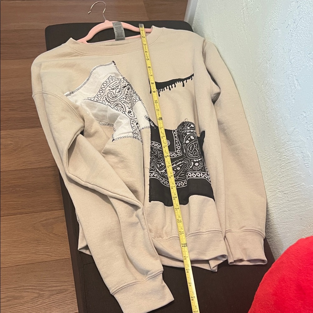 #1442+ Unisex’s Nike Cream and Black Graphic Sweater - Picture 3 of 10